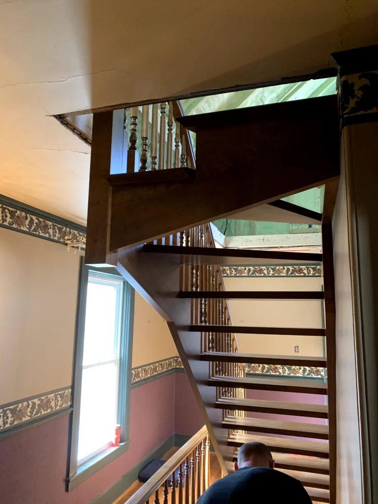 Escalier tournant de bois franc à barreaux tournés et contremarches ouvertes à Longueuil (vue 5)