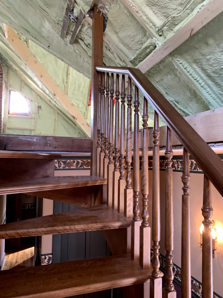 Escalier tournant de bois franc à barreaux tournés et contremarches ouvertes à Longueuil (vue 6)