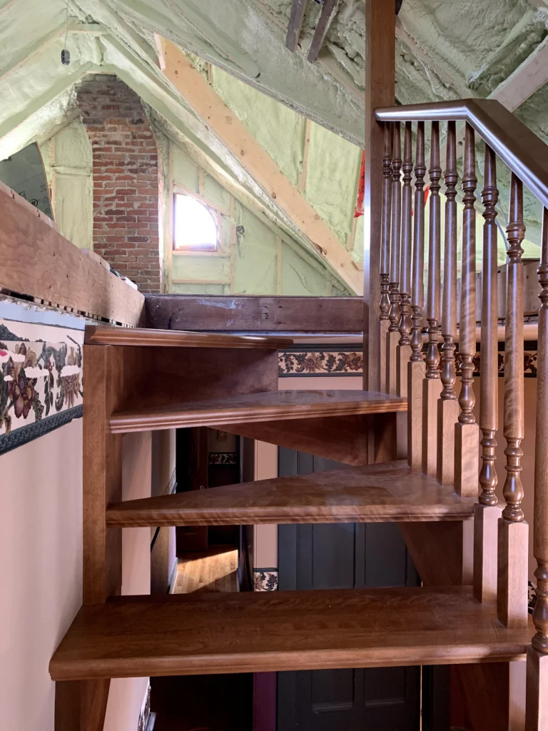 Escalier tournant de bois franc à barreaux tournés et contremarches ouvertes à Longueuil (vue 7)