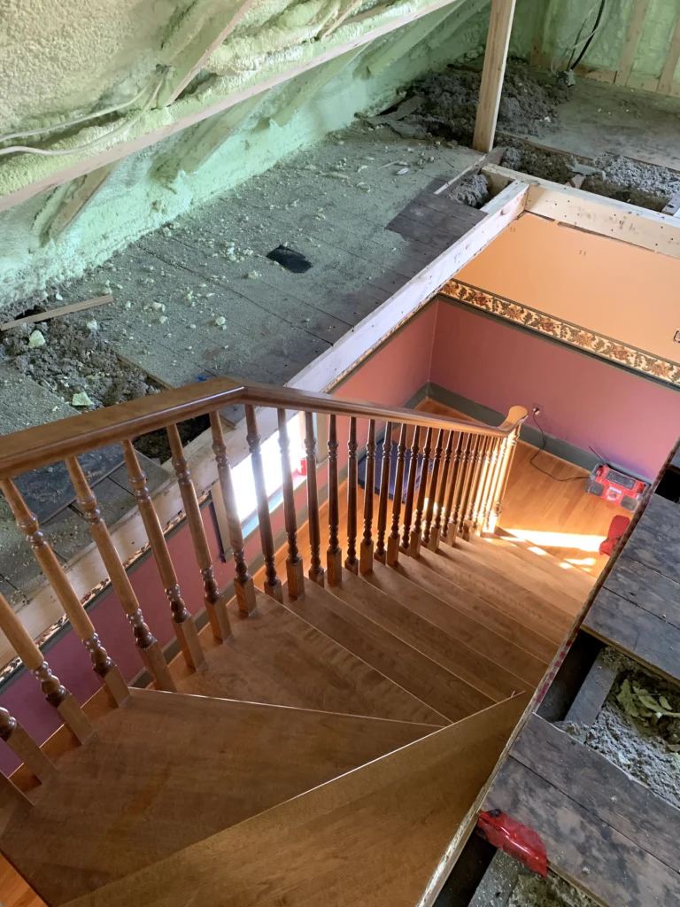 Escalier tournant de bois franc à barreaux tournés et contremarches ouvertes à Longueuil (vue 8)