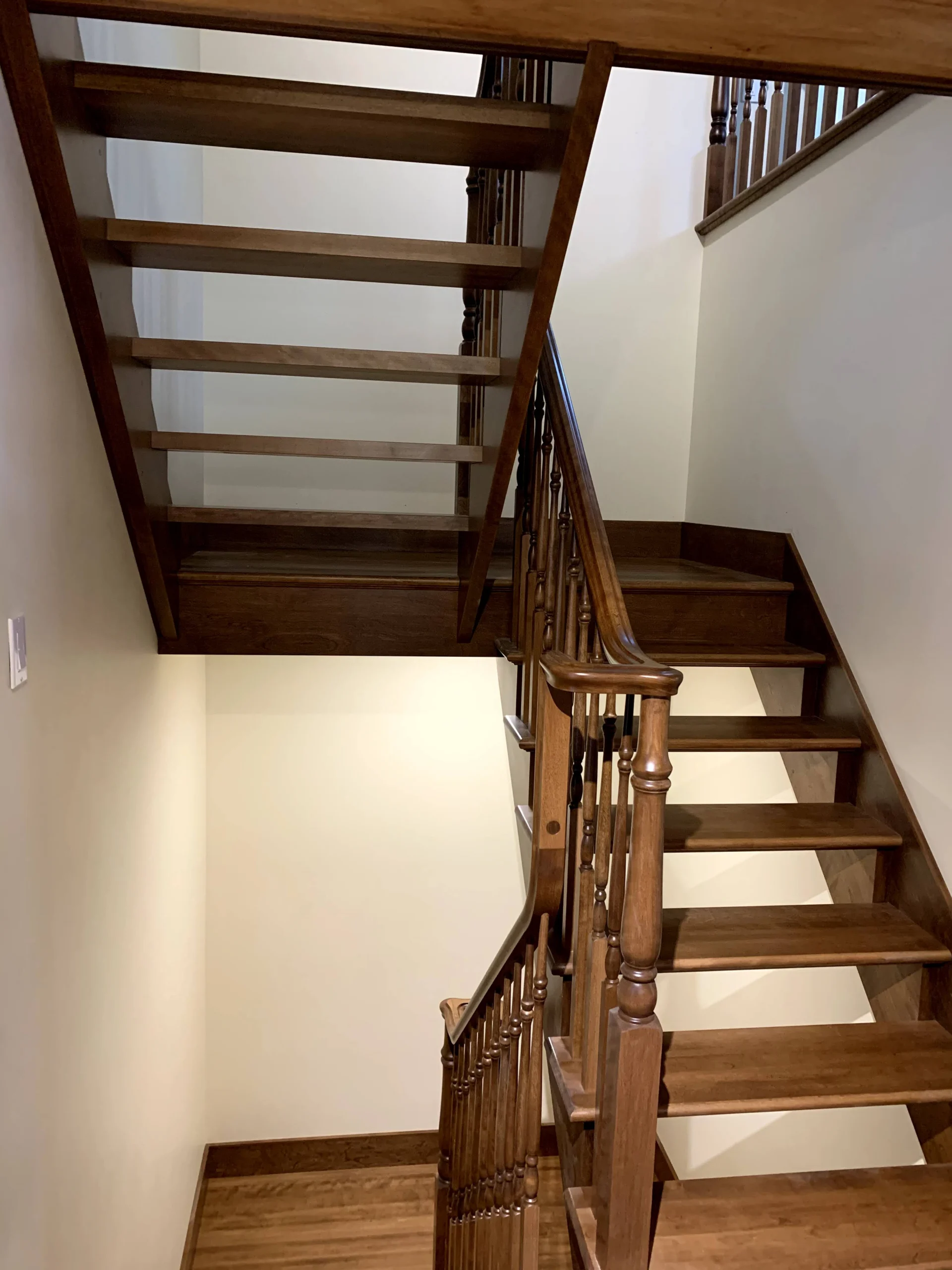 Escalier tournant de bois franc brun foncé à barreaux tournés — vue principale