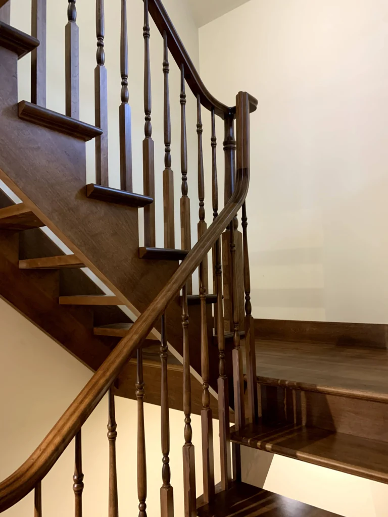Escalier tournant de bois franc brun foncé à barreaux tournés à Saint-Bruno-de-Montarville (vue 3)
