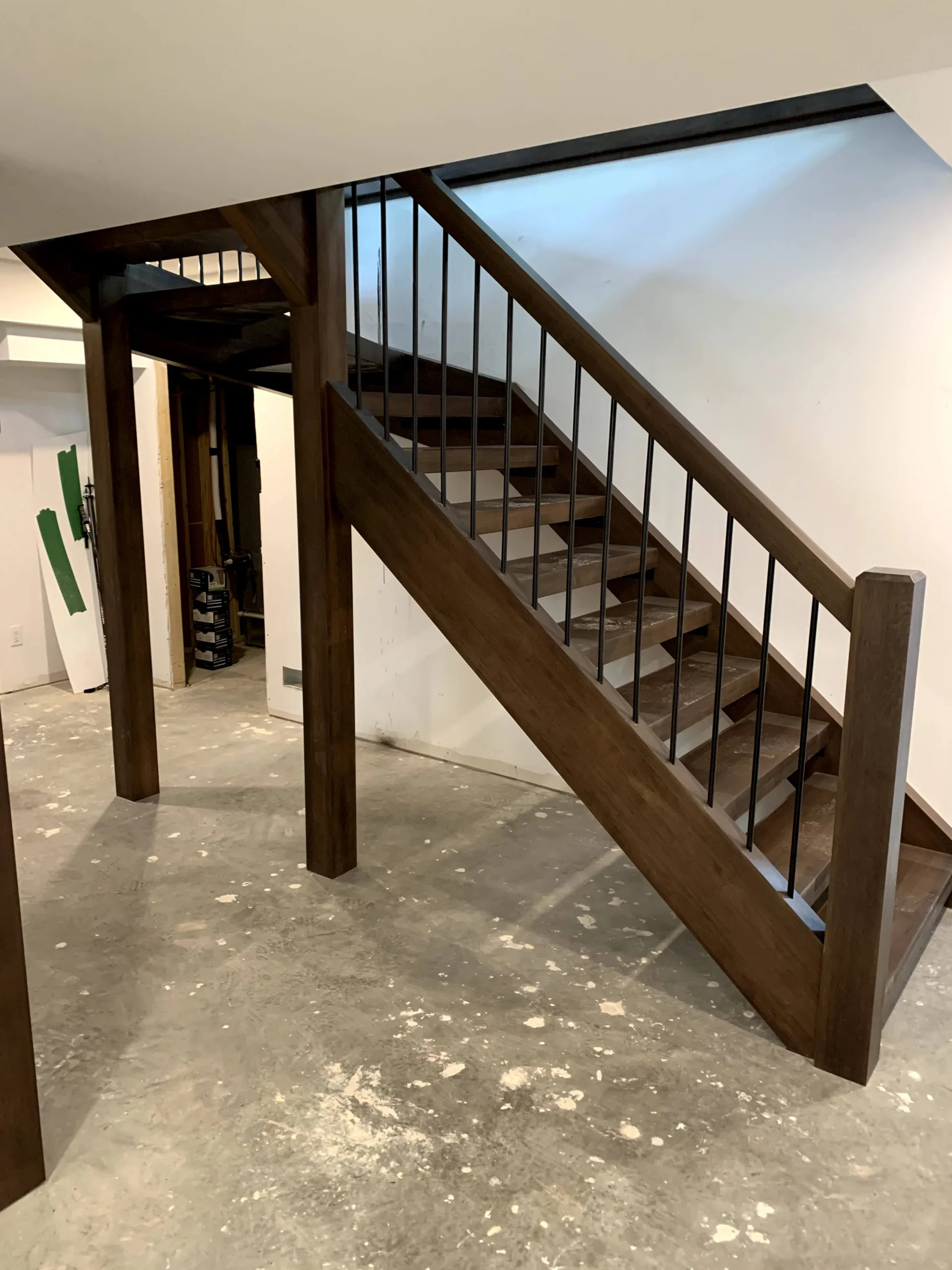 Escalier tournant à contremarches ouvertes en bois teinté foncé — vue principale
