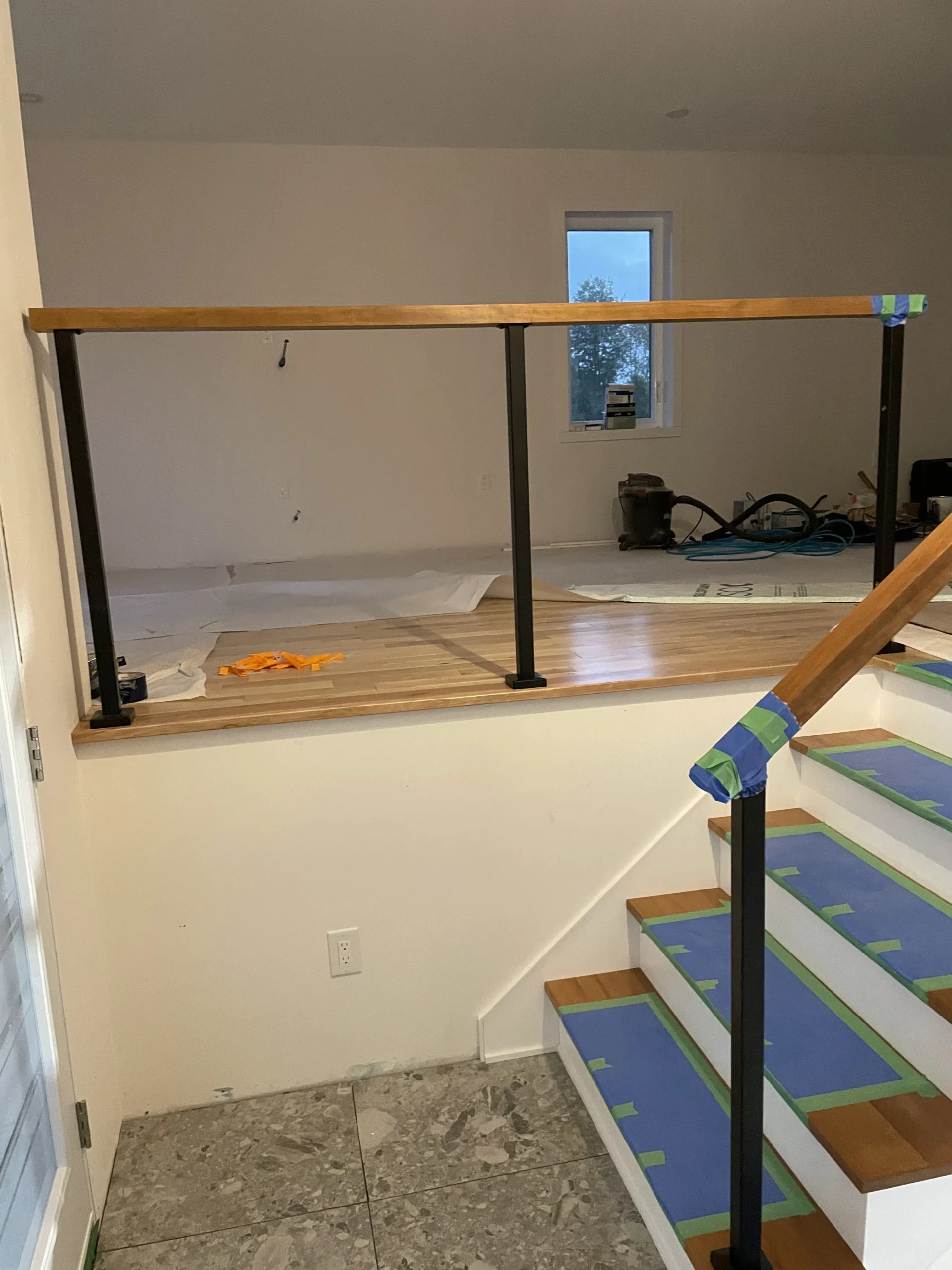 Escalier tournant en bois naturel avec garde-corps de verre — vue principale
