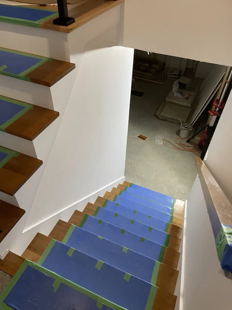 Escalier en demi-tour vers le niveau inférieur avec marches de bois miel