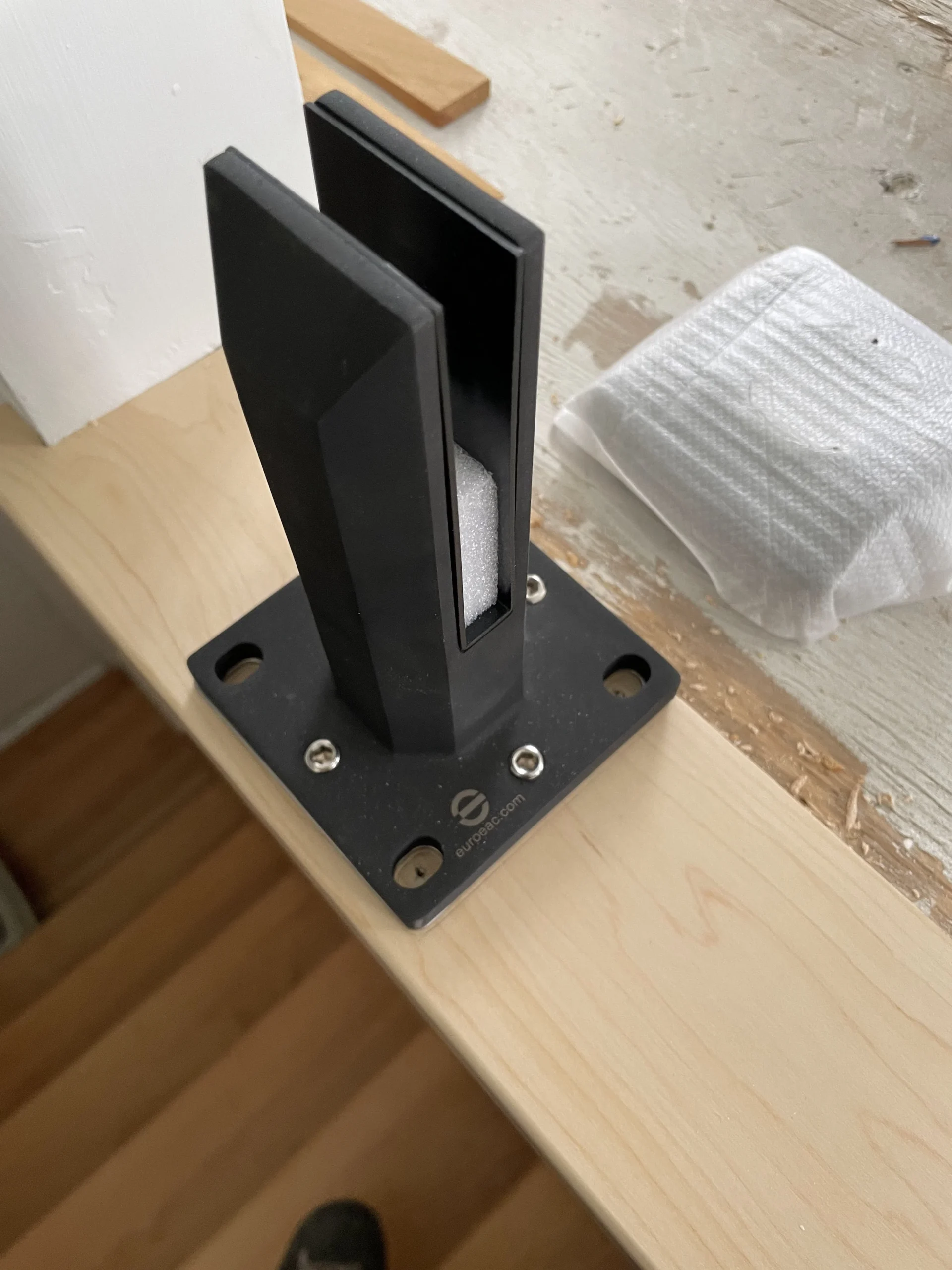Garde-corps de verre à fixations minimalistes en métal noir — vue principale