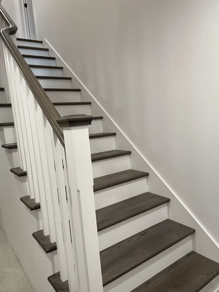 Escalier deux tons : marches en bois gris et barreaux de bois blancs