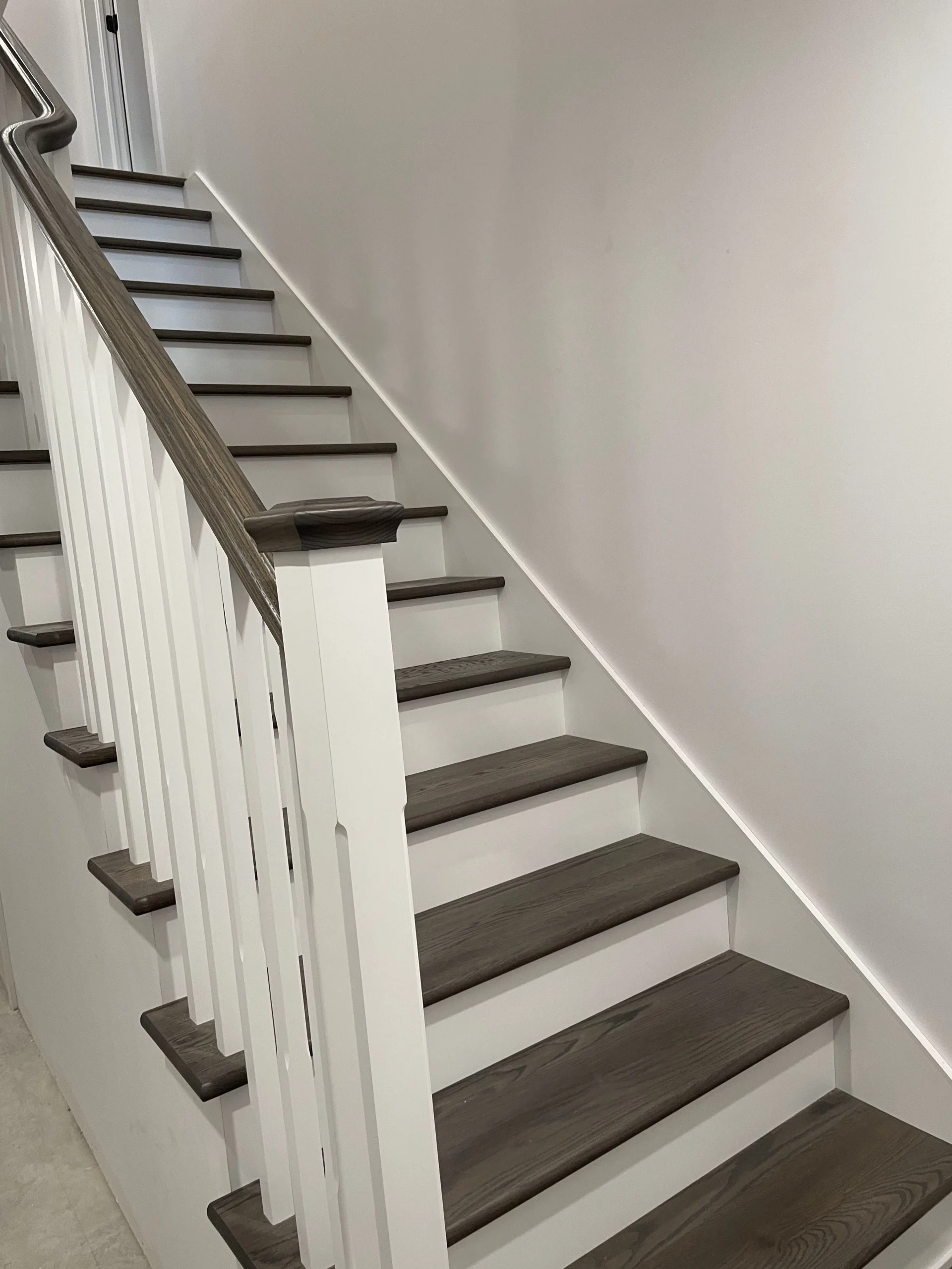 Escalier deux tons : marches en bois gris et barreaux de bois blancs — vue principale