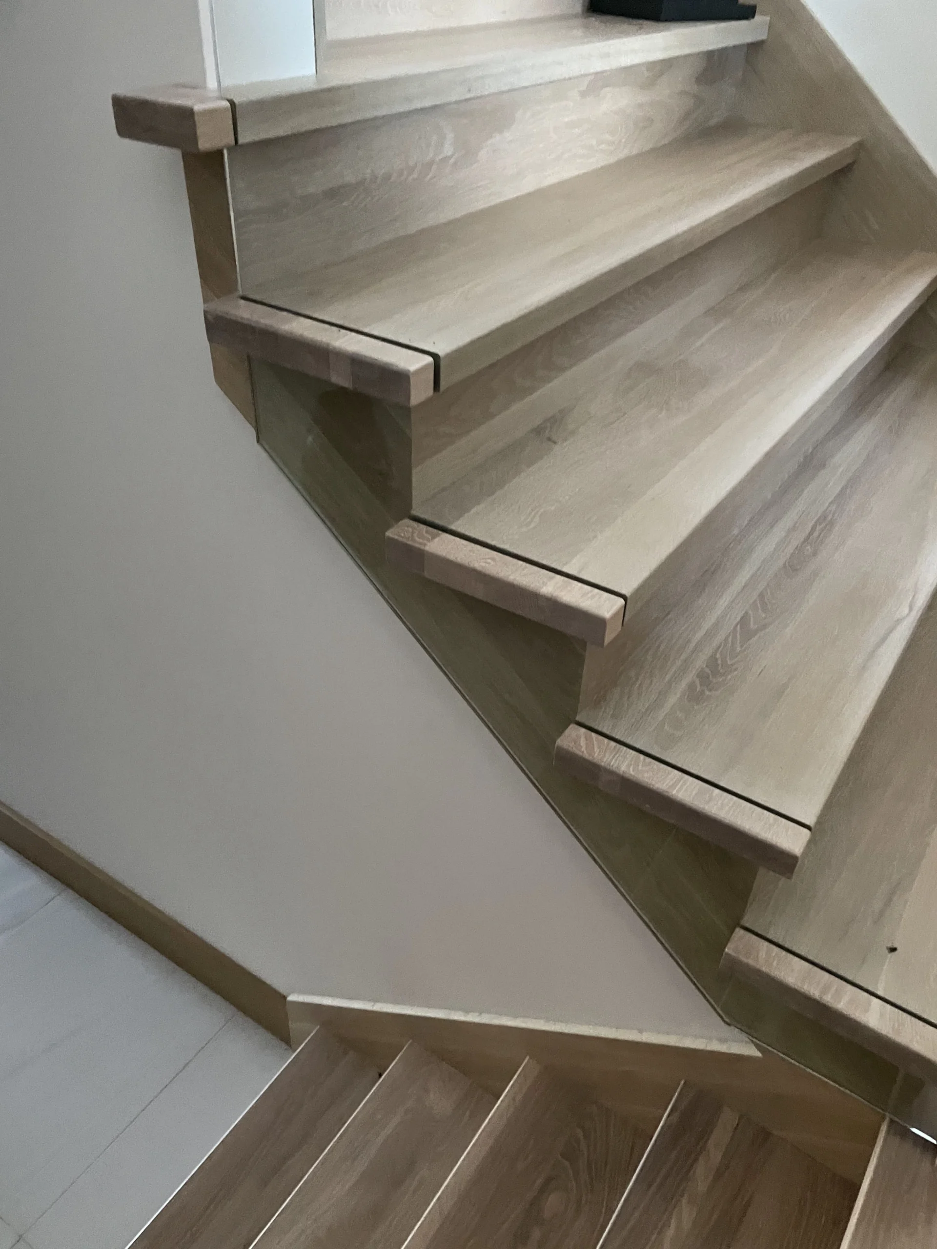 Escalier tournant en chêne blanc blanchi à marches rayonnantes et verre — vue principale
