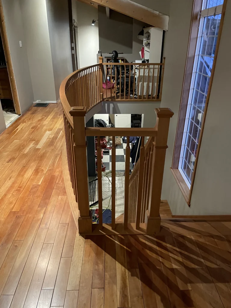 Escalier de bois et galerie de mezzanine dans un séjour à double hauteur
