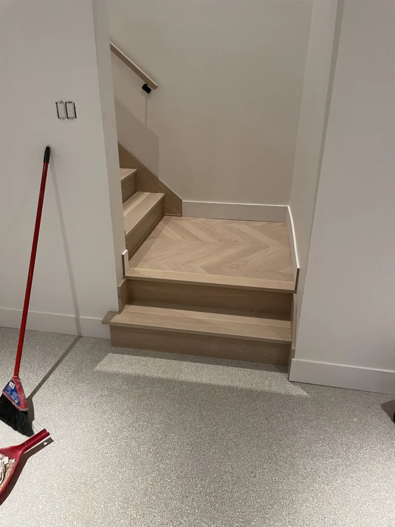 Escalier tournant en chêne blanc avec palier à motif chevron
