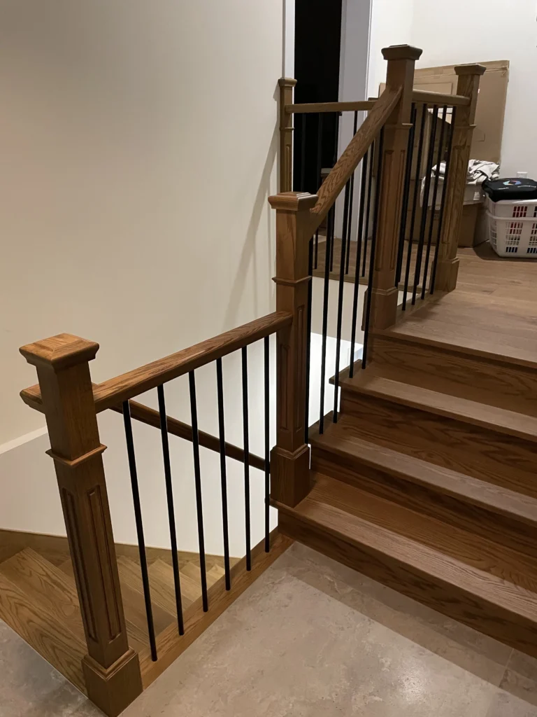Escalier tournant en chêne roux à barreaux métalliques et gros poteaux de bois