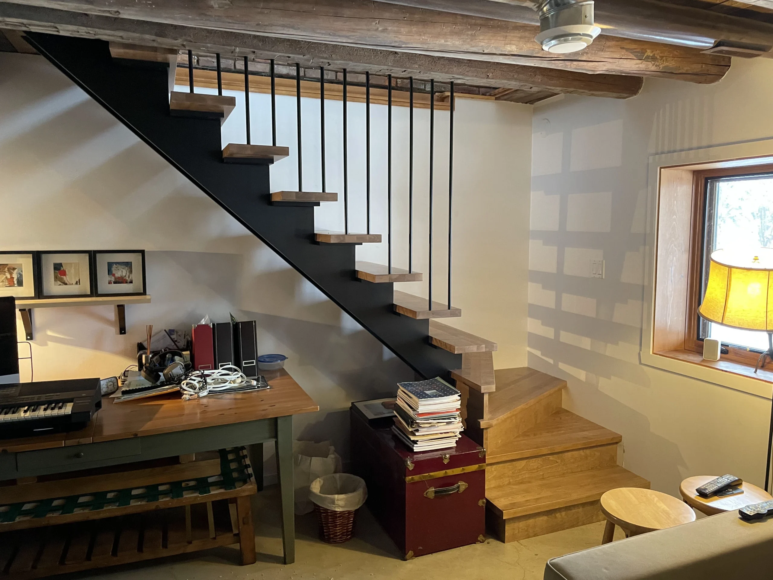 Escalier suspendu sur limon d&rsquo;acier avec marches de chêne et tiges verticales — vue principale