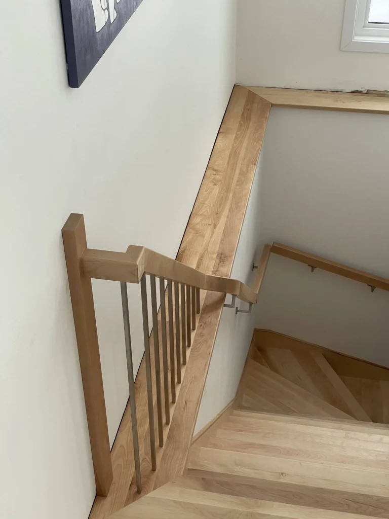 Escalier tournant en érable naturel à marches rayonnantes
