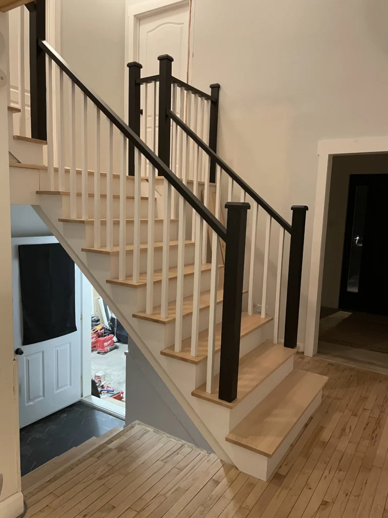 Escalier tricolore : marches d&rsquo;érable, barreaux de bois blancs et poteaux noirs