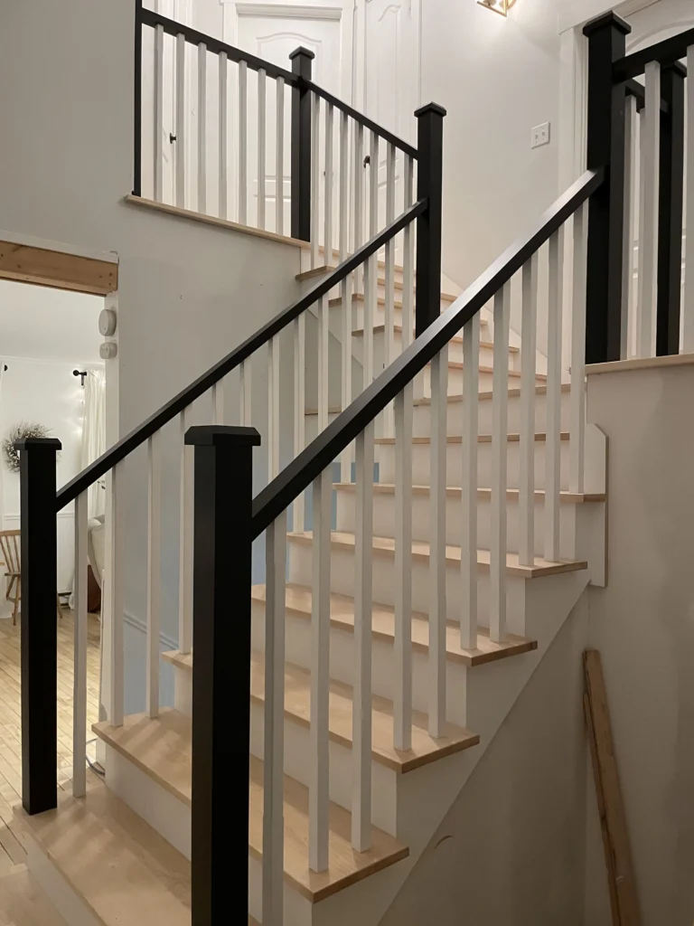 Escalier tricolore en cours de rénovation avec marches d'érable