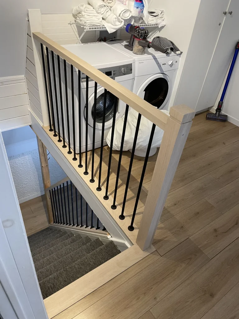 Vue plongeante sur la cage d'escalier et ses barreaux métalliques noirs