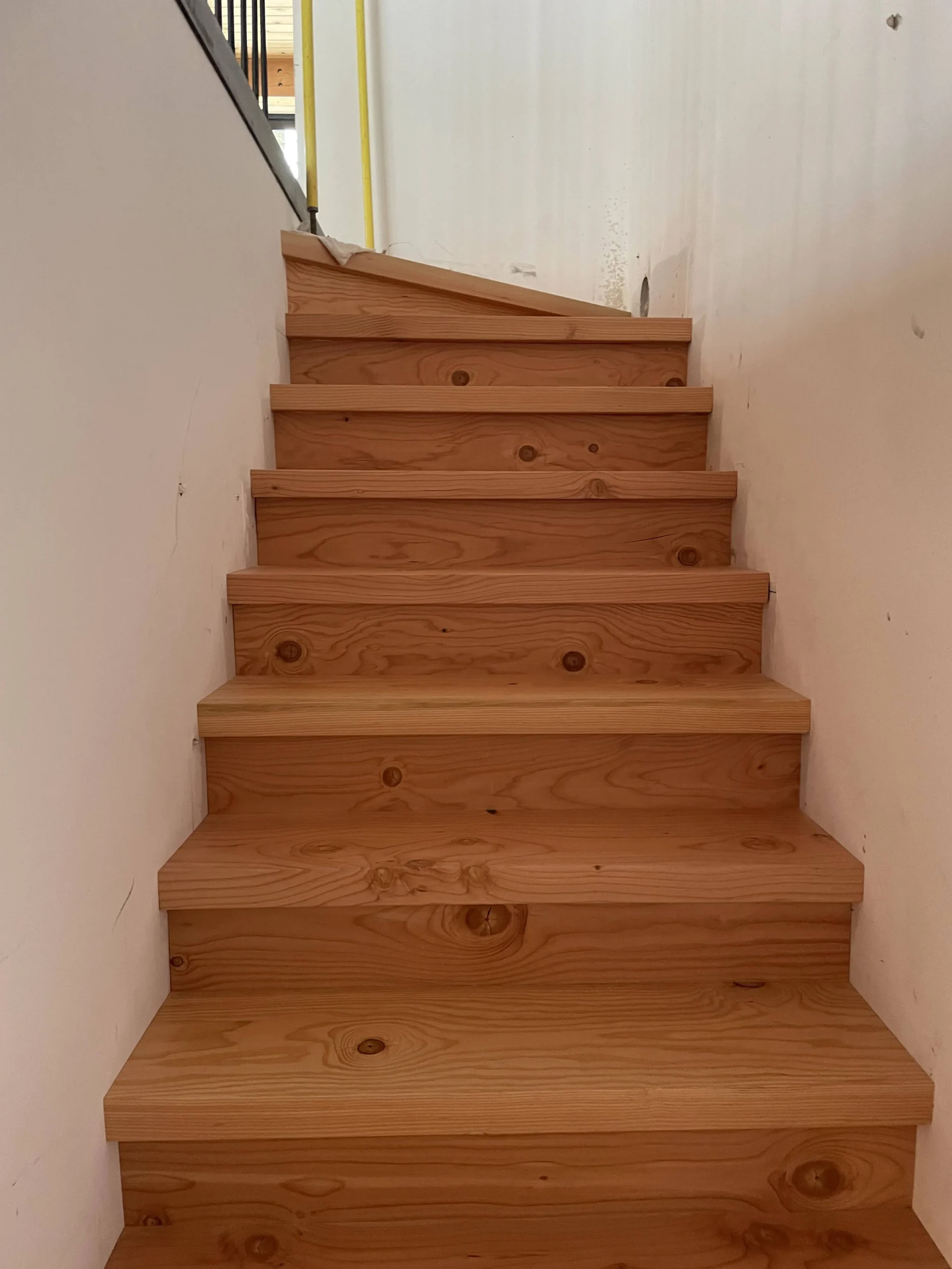 Escalier tournant en pin à marches rayonnantes teinte miel — vue principale