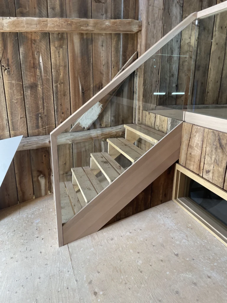 Garde-corps de verre et charpente de grange, escalier de chêne blanchi à Boucherville