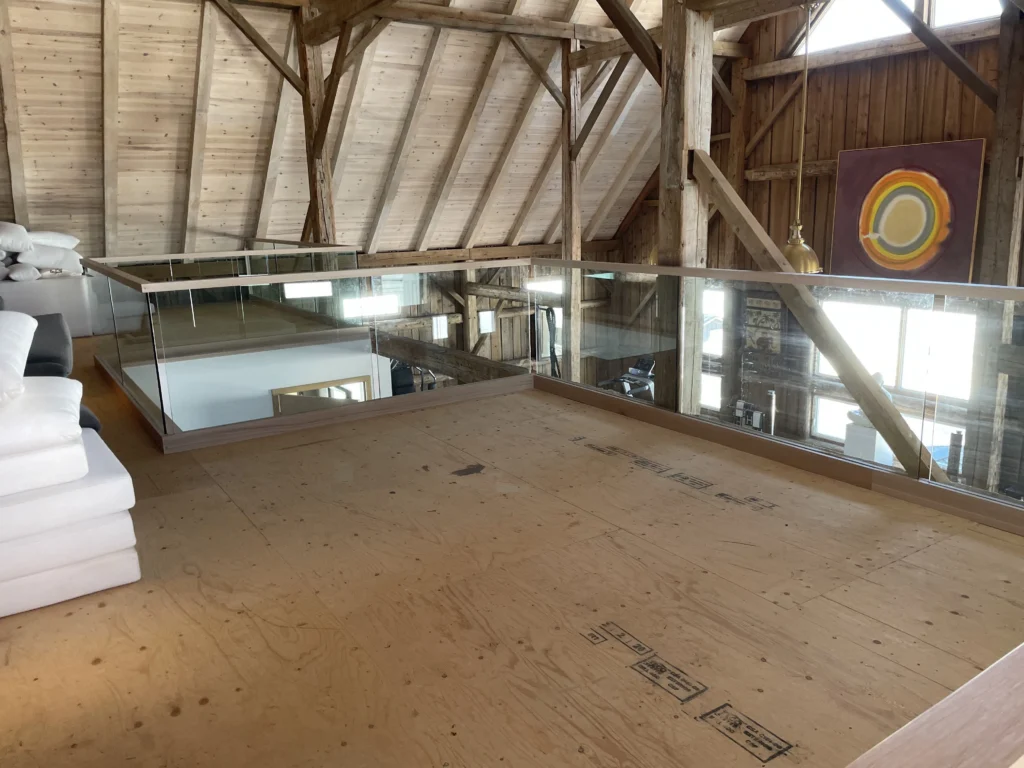 Vue de la mezzanine et des poutres d'origine