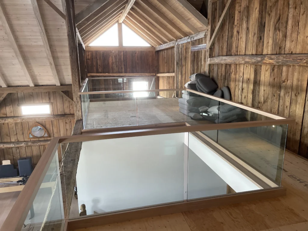 Volume ouvert de la grange rénovée avec mezzanine vitrée