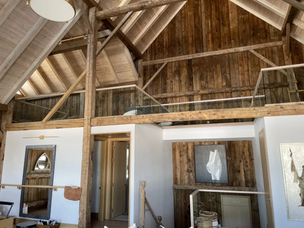 Charpente ancienne et garde-corps de verre, grange rénovée à Boucherville