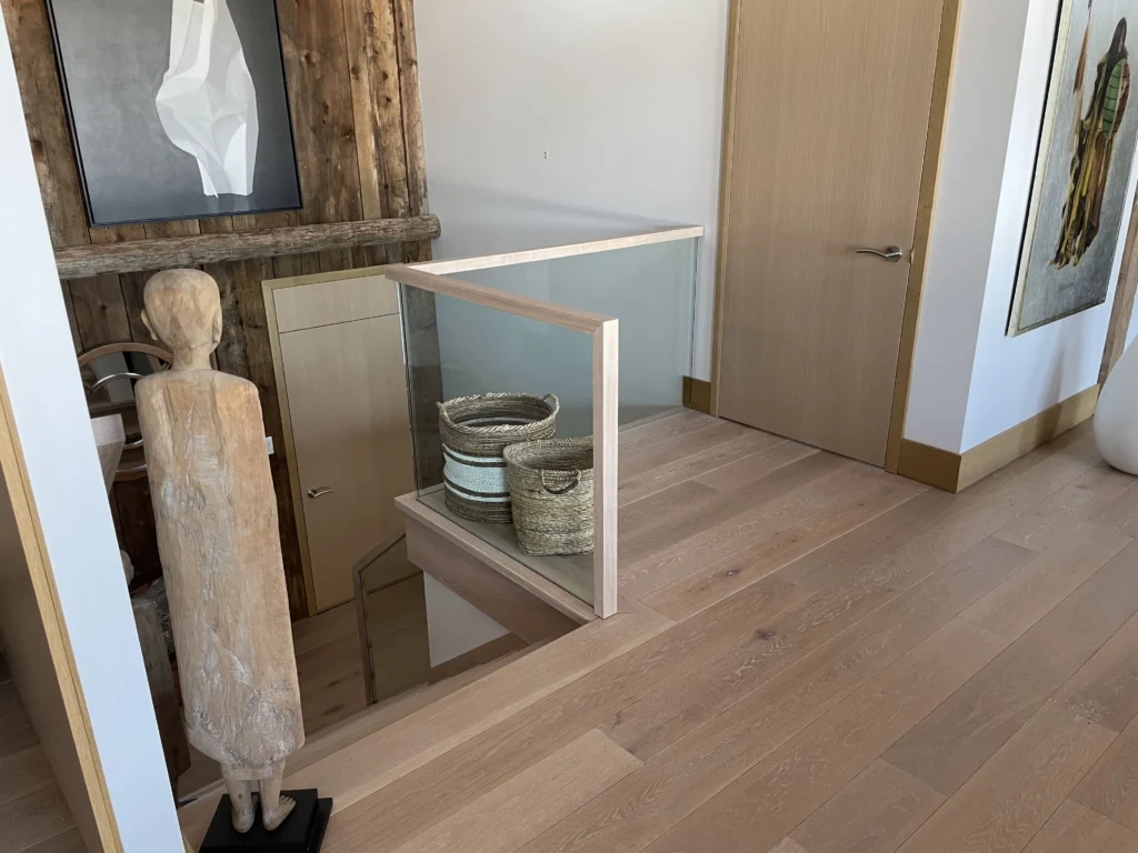 Espace de vie sous la mezzanine vitrée