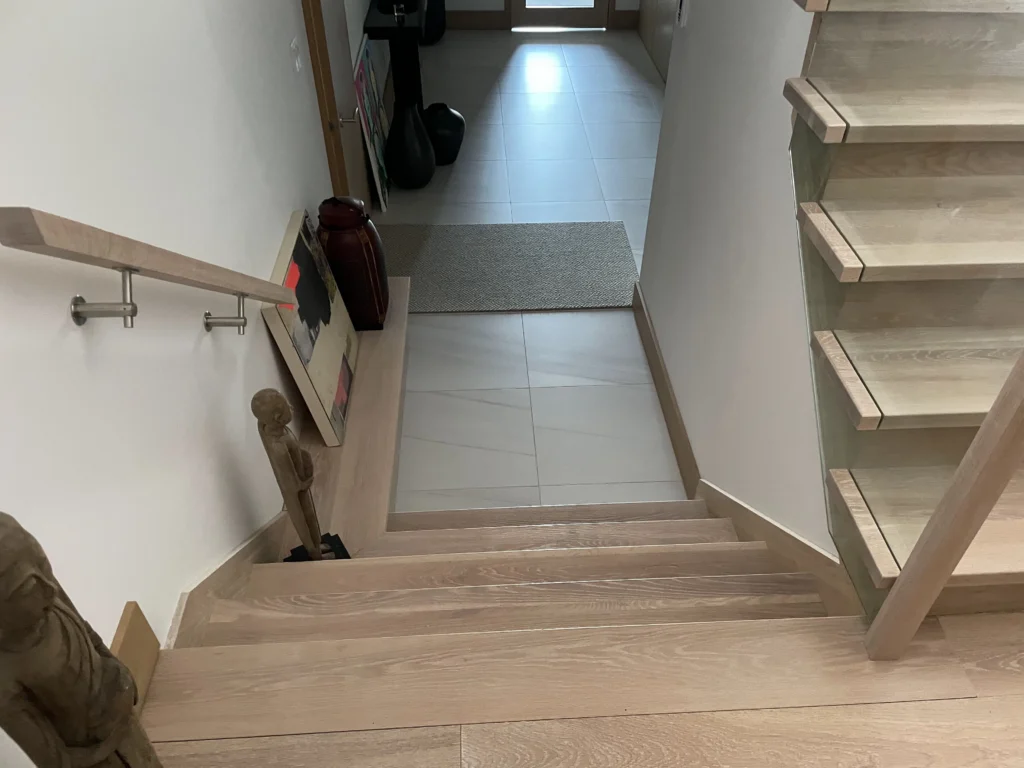 Vue plongeante sur l'escalier de chêne blanchi