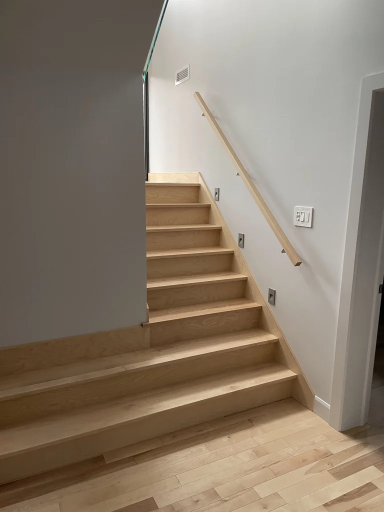 Escalier d'érable clair avec main courante de bois