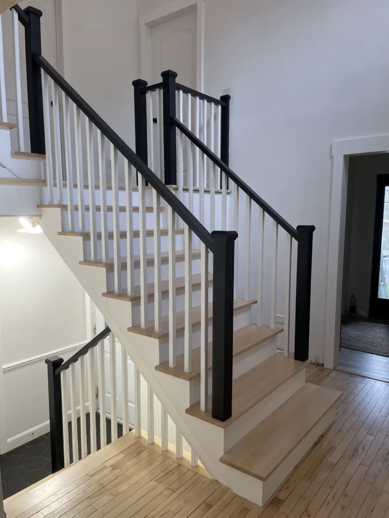 Volée latérale de l'escalier tournant en érable