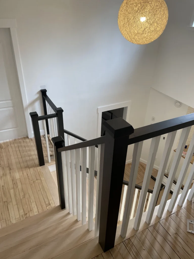 Palier et rampe à barreaux tournés blancs vus du haut