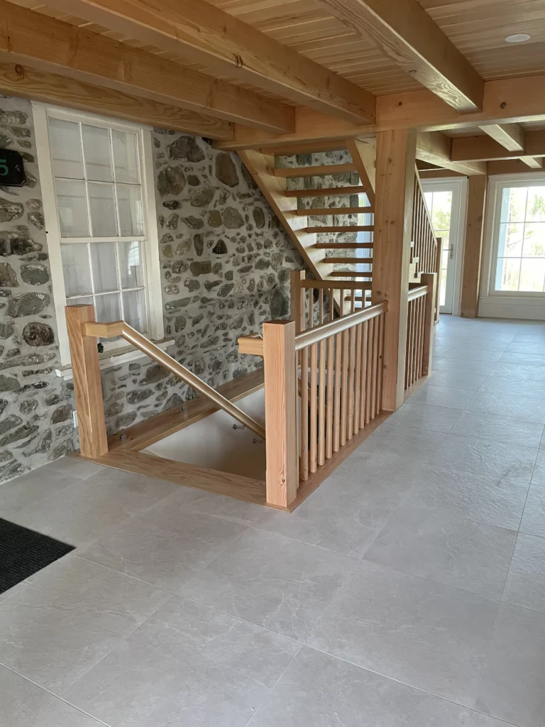 Barreaux de bois clair et mur de pierre des champs