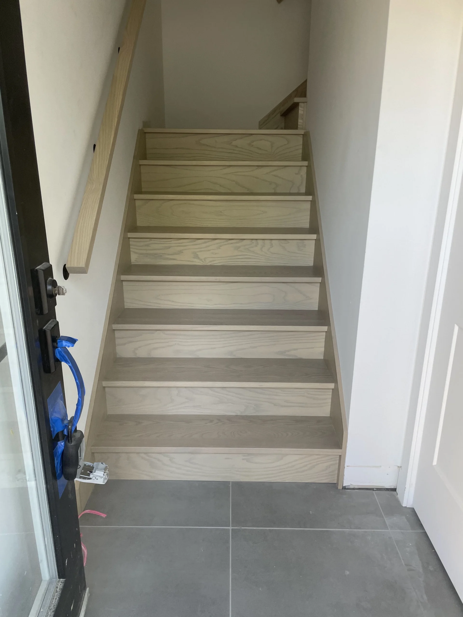 Escalier droit en chêne blanchi à main courante murale noire — vue principale