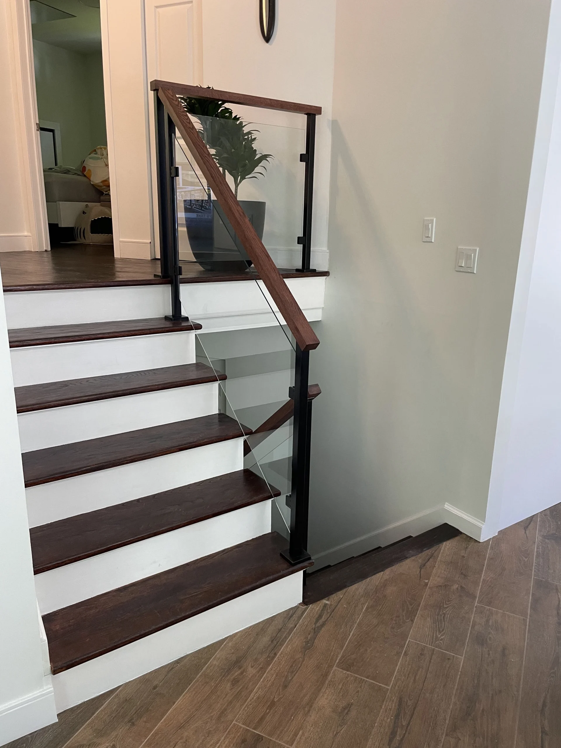 Escalier en bois teinté noyer au garde-corps de verre — vue principale