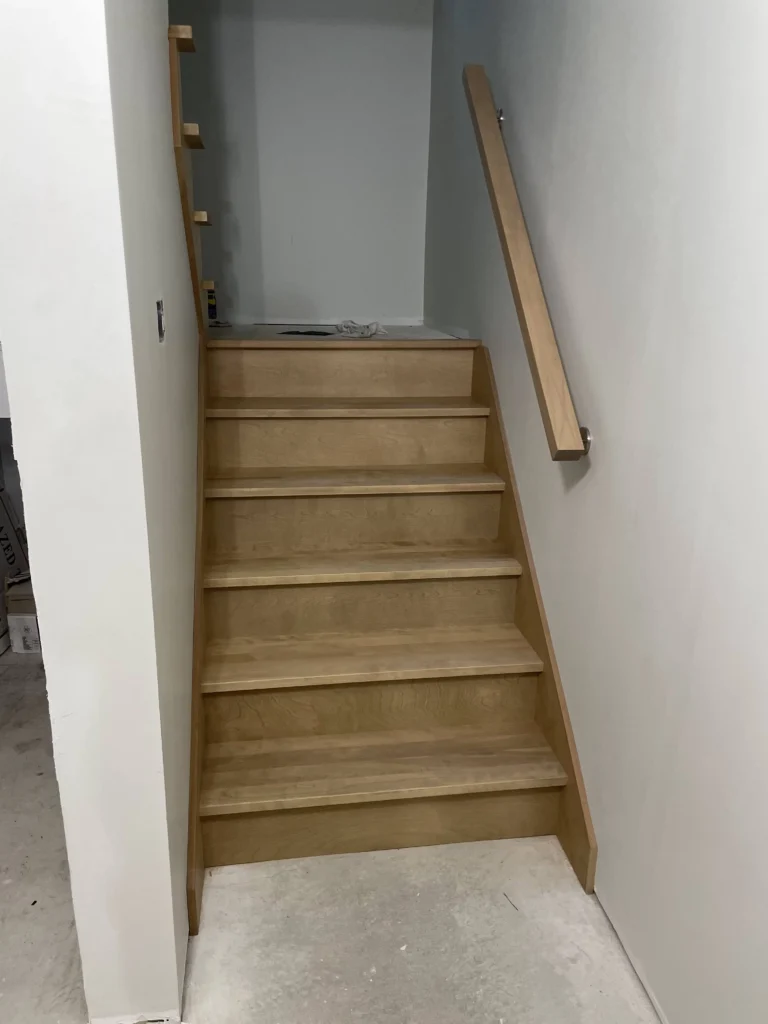 Escalier droit de sous-sol en bois clair