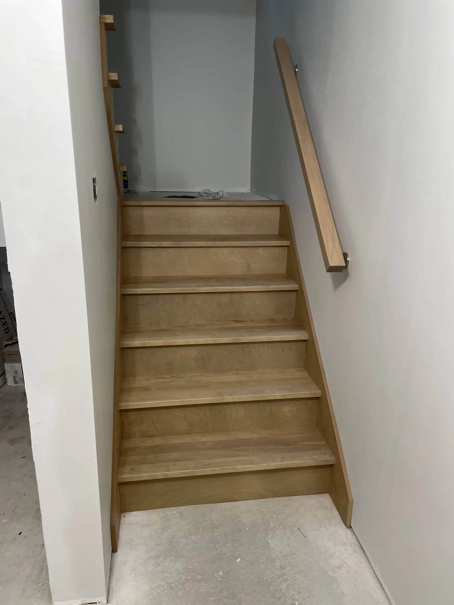 Escalier droit de sous-sol en bois clair — vue principale