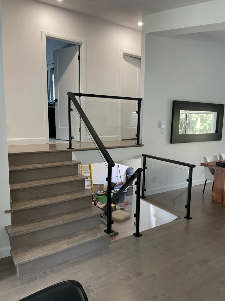 Escalier multi-paliers en chêne gris au garde-corps de verre