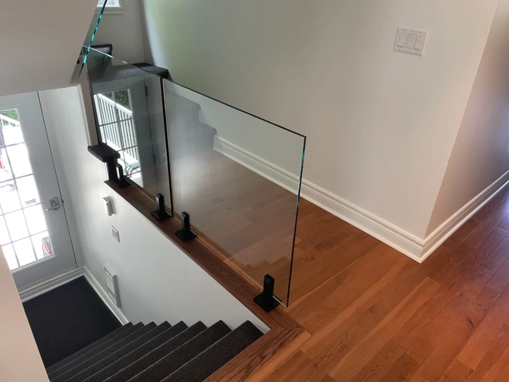 Vue plongeante sur la cage d'escalier au garde-corps de verre