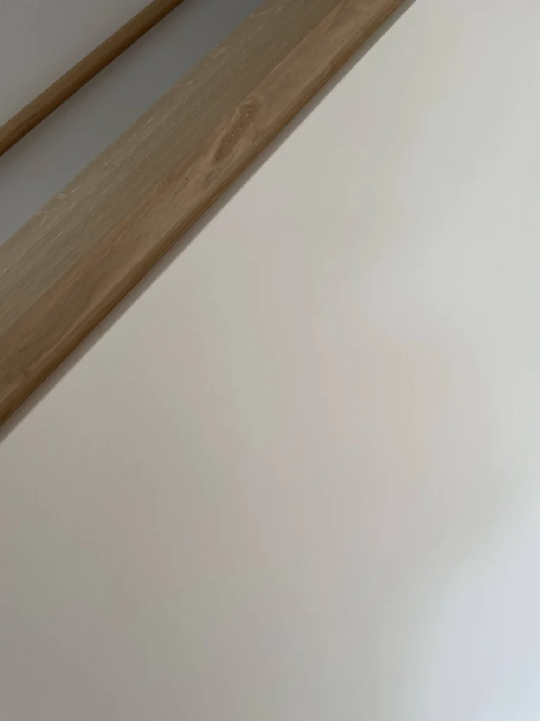 Main courante de bois arrondie le long de l'escalier de chêne blanc, à Brossard