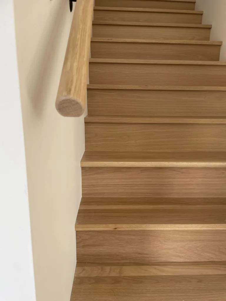 Escalier droit en chêne blanc à main courante de bois arrondie