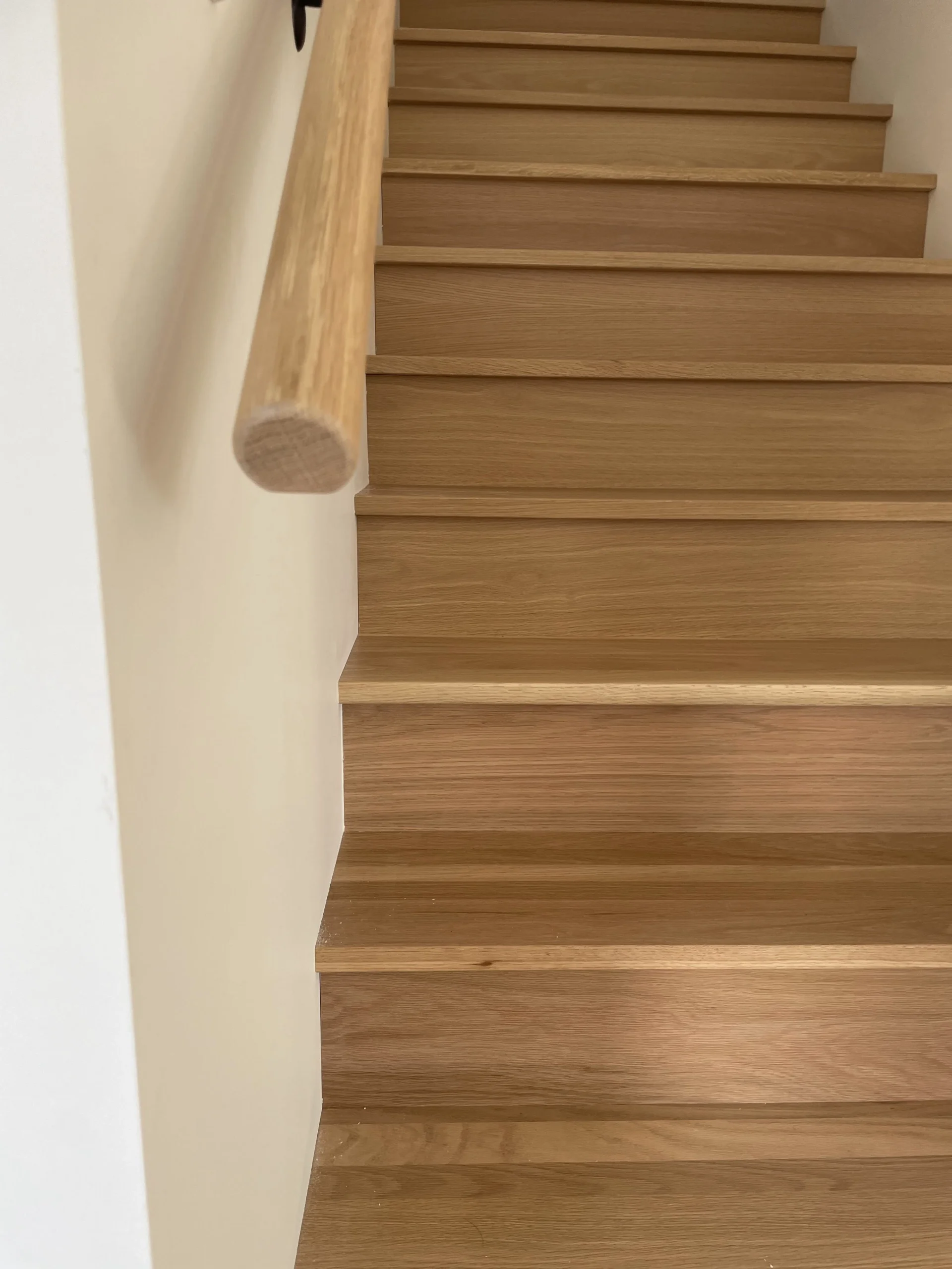 Escalier droit en chêne blanc à main courante de bois arrondie — vue principale