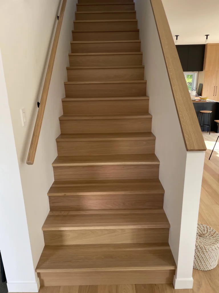 Escalier de chêne blanc ouvert sur la cuisine