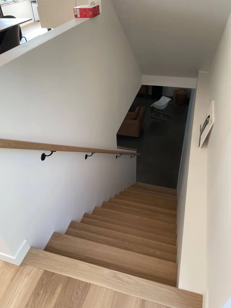 Vue du haut de l'escalier de chêne blanc descendant