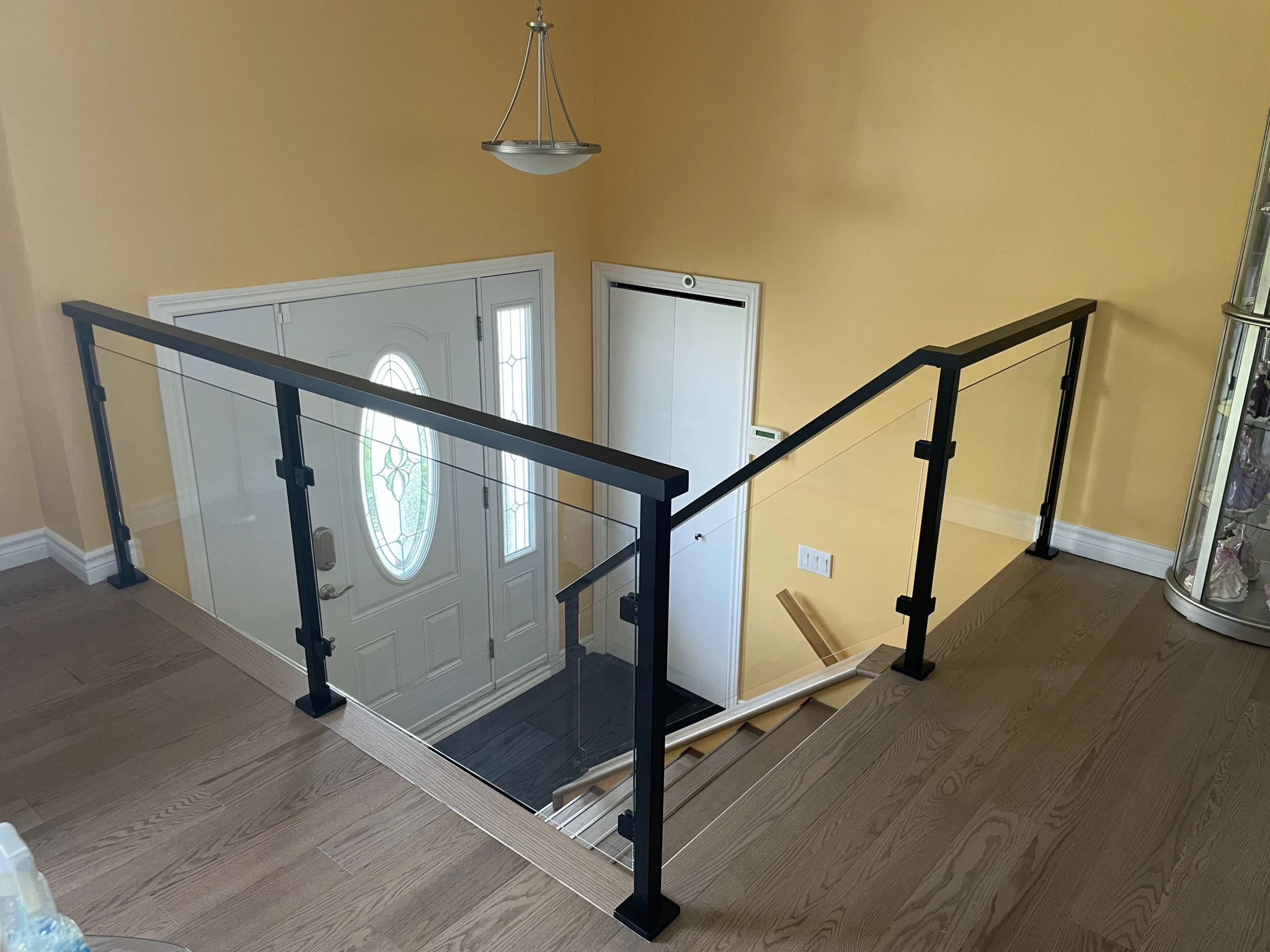 Garde-corps de verre et métal noir autour d&rsquo;une cage d&rsquo;escalier — vue principale