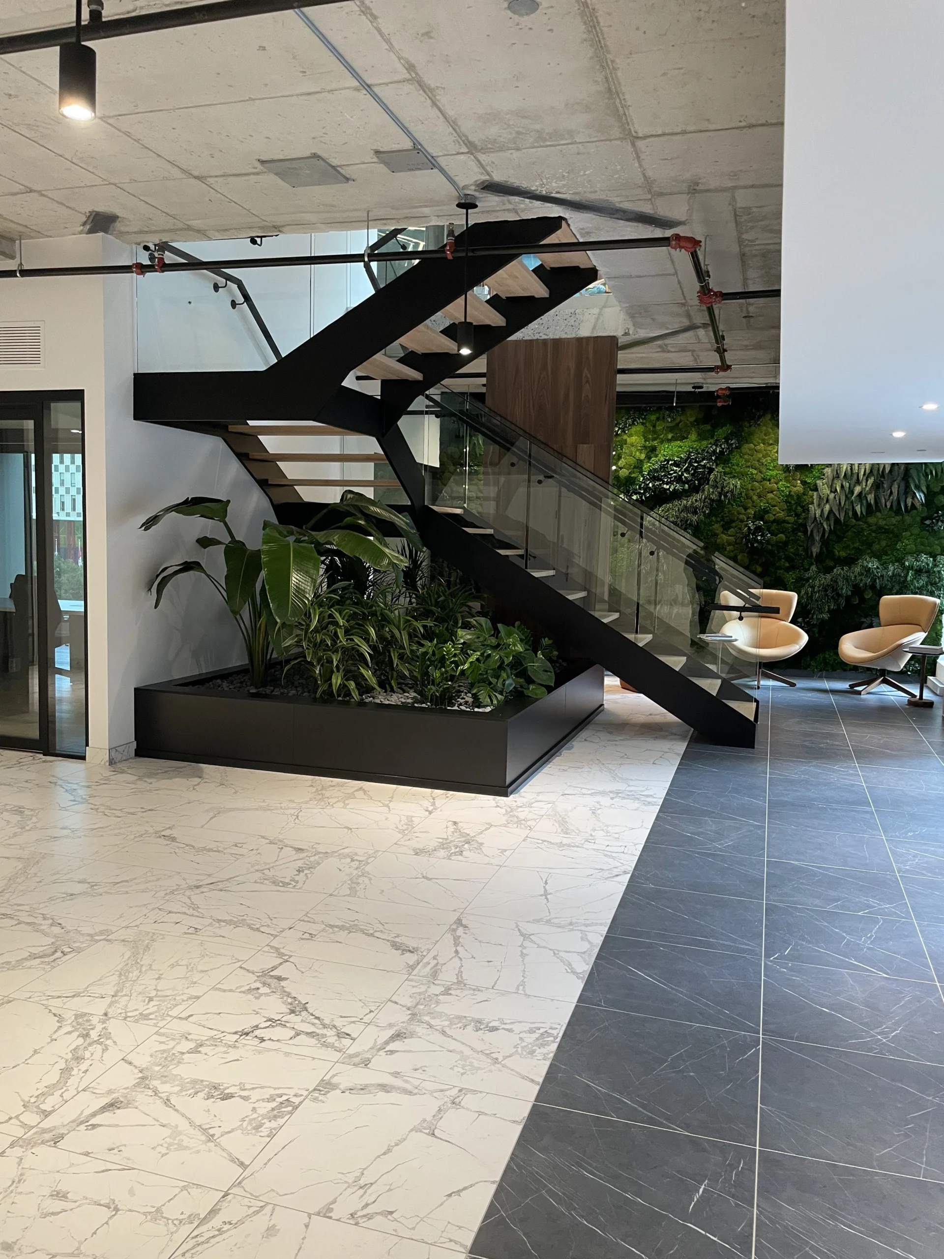 Escalier suspendu à limon central d&rsquo;acier noir et jardinière intégrée — vue principale