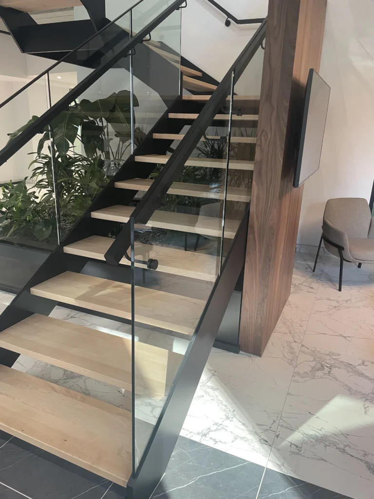 Escalier suspendu de chêne blanc aux marches flottantes