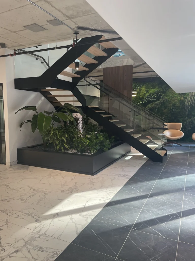 Escalier suspendu et jardinière intégrée vus de biais
