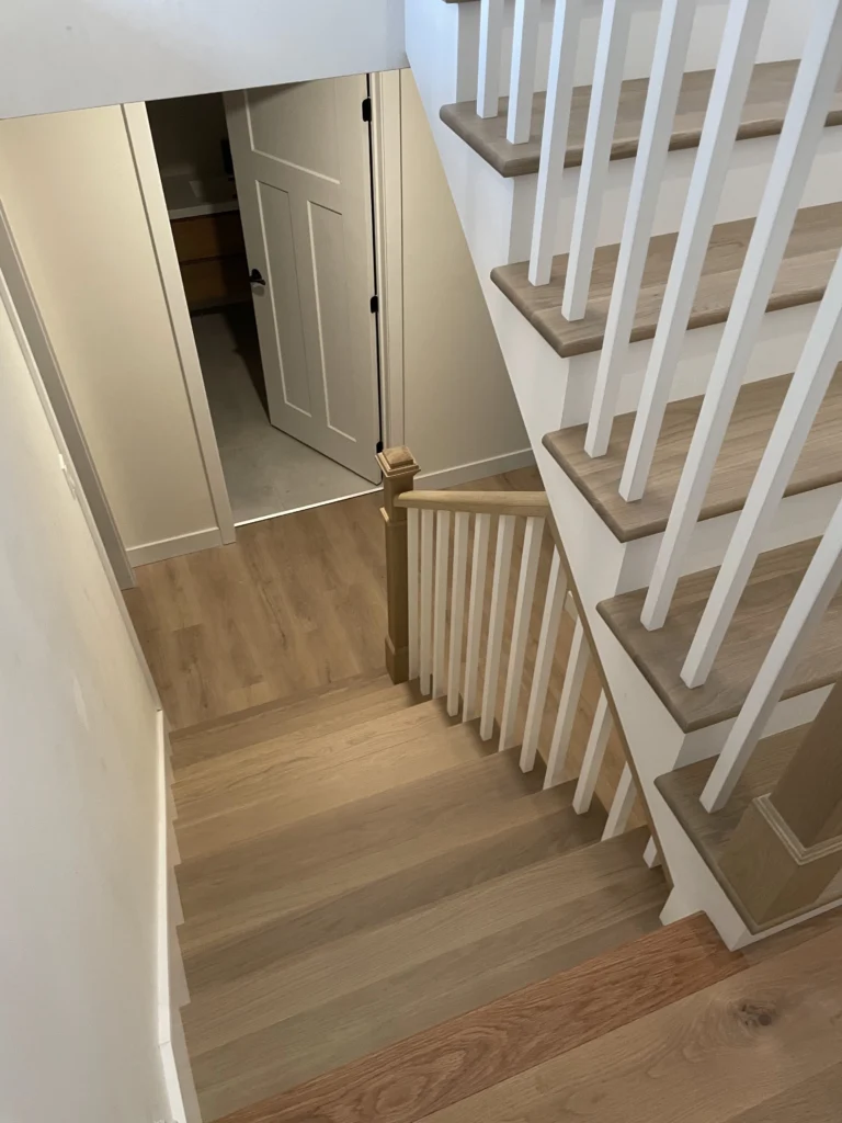 Palier de l'escalier tournant et poteaux de chêne