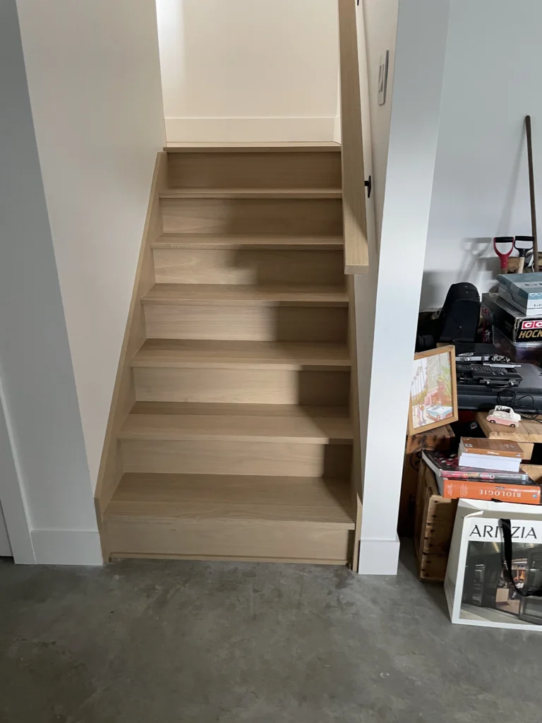 Escalier droit en chêne blanc menant à l'étage