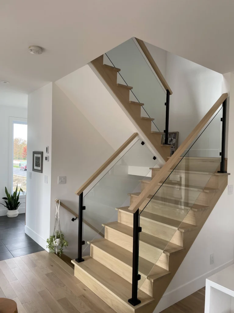 Escalier tournant en chêne blanc avec garde-corps de verre
